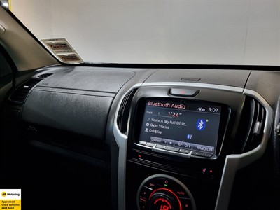 2017 Isuzu MU-X - Thumbnail