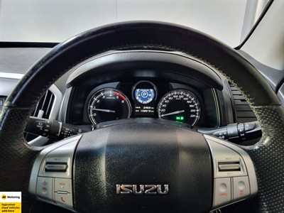 2017 Isuzu MU-X - Thumbnail