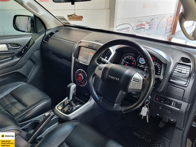 2017 Isuzu MU-X - Thumbnail