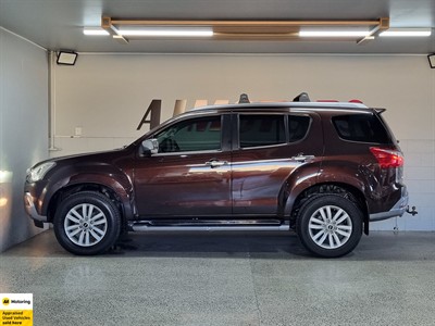2017 Isuzu MU-X - Thumbnail