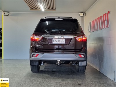 2017 Isuzu MU-X - Thumbnail