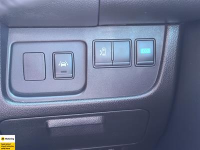 2014 Nissan Serena - Thumbnail