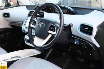 2016 Toyota Prius - Thumbnail