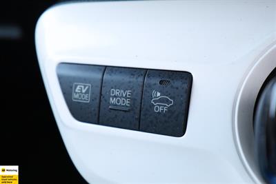 2016 Toyota Prius - Thumbnail