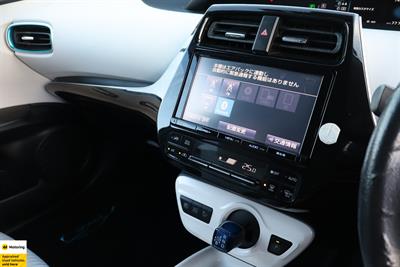 2016 Toyota Prius - Thumbnail