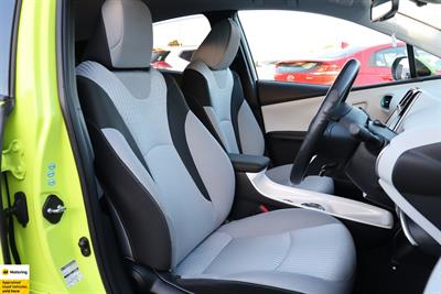 2016 Toyota Prius - Thumbnail