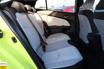 2016 Toyota Prius - Thumbnail