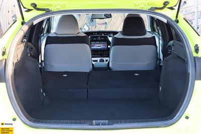2016 Toyota Prius - Thumbnail