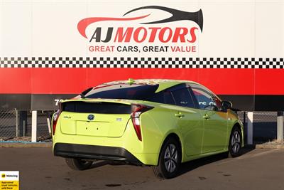 2016 Toyota Prius - Thumbnail