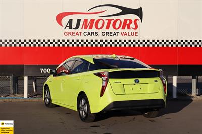 2016 Toyota Prius - Thumbnail