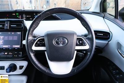 2016 Toyota Prius - Thumbnail