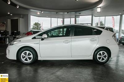 2012 Toyota Prius - Thumbnail