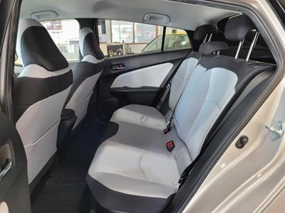 2016 Toyota Prius - Thumbnail