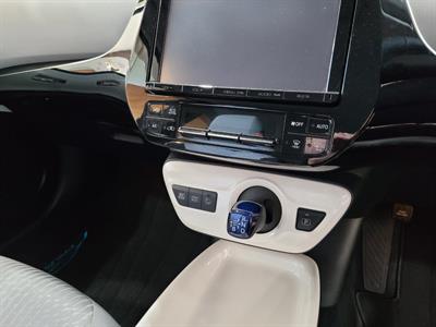 2016 Toyota Prius - Thumbnail