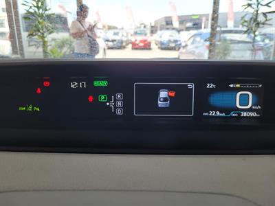 2016 Toyota Prius - Thumbnail