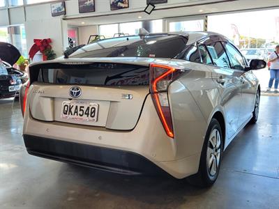 2016 Toyota Prius - Thumbnail