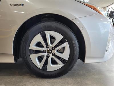 2016 Toyota Prius - Thumbnail