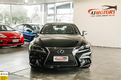 2016 Lexus IS 300h - Thumbnail