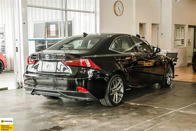 2016 Lexus IS 300h - Thumbnail