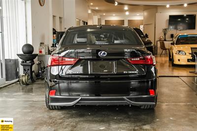 2016 Lexus IS 300h - Thumbnail