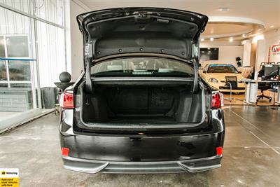 2016 Lexus IS 300h - Thumbnail