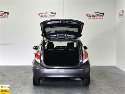 2015 Toyota Aqua - Thumbnail