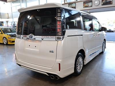 2014 Toyota Voxy - Thumbnail
