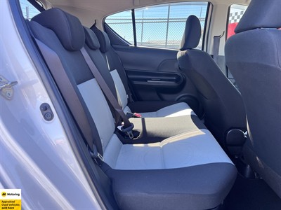 2013 Toyota Aqua - Thumbnail