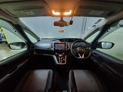 2017 Nissan Serena - Thumbnail