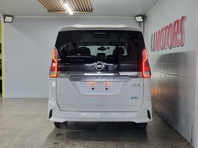 2017 Nissan Serena - Thumbnail