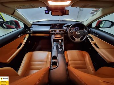 2013 Lexus IS 300h - Thumbnail