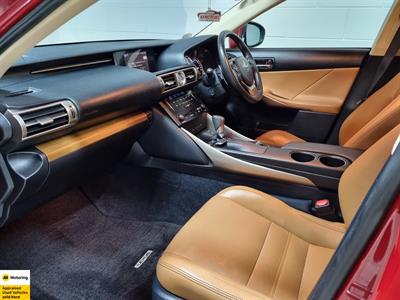 2013 Lexus IS 300h - Thumbnail
