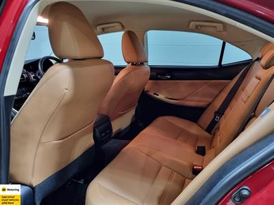 2013 Lexus IS 300h - Thumbnail