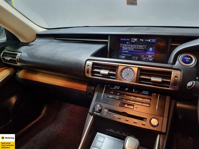2013 Lexus IS 300h - Thumbnail