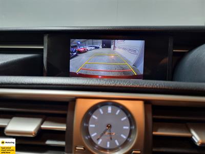2013 Lexus IS 300h - Thumbnail