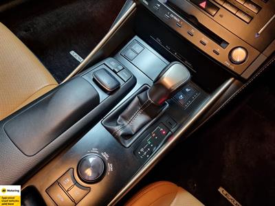 2013 Lexus IS 300h - Thumbnail