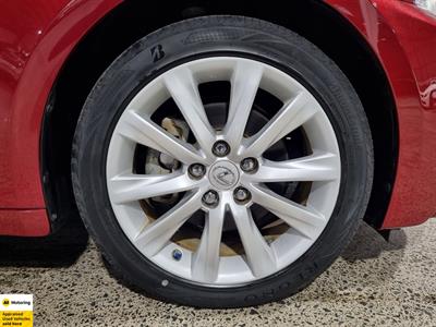 2013 Lexus IS 300h - Thumbnail