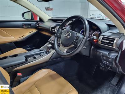 2013 Lexus IS 300h - Thumbnail