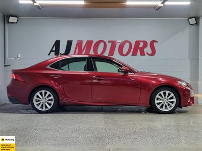 2013 Lexus IS 300h - Thumbnail