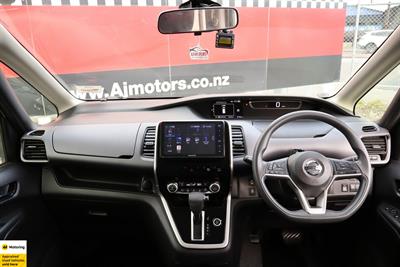 2016 Nissan Serena - Thumbnail