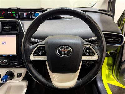 2016 Toyota Prius - Thumbnail