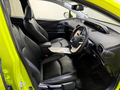 2016 Toyota Prius - Thumbnail