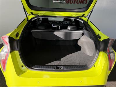 2016 Toyota Prius - Thumbnail