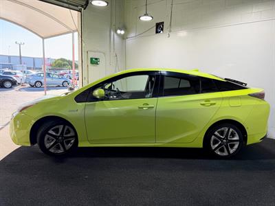 2016 Toyota Prius - Thumbnail