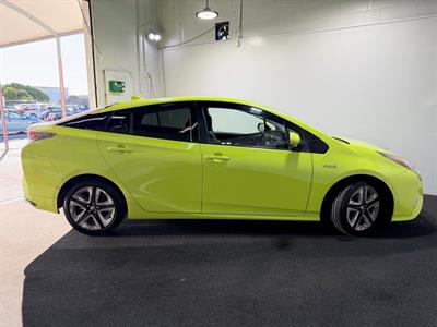 2016 Toyota Prius - Thumbnail
