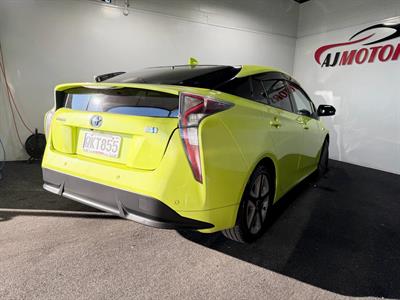2016 Toyota Prius - Thumbnail