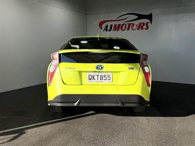 2016 Toyota Prius - Thumbnail