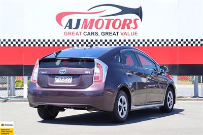 2014 Toyota Prius - Thumbnail