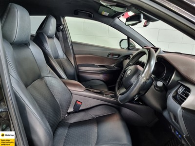 2017 Toyota C-HR - Thumbnail