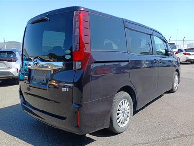 2015 Toyota Noah - Thumbnail